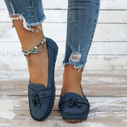 "Mocassins femme confortables en cuir bleu, élégants et pratiques, parfaits pour des marches longues et décontractées."