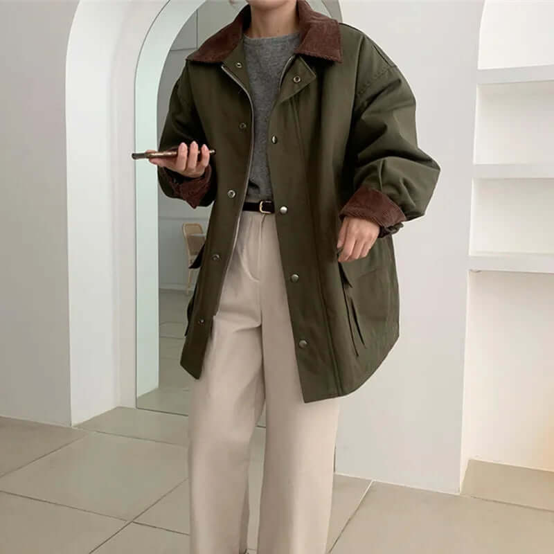 "Veste femme vintage en velours côtelé avec col revers élégant et poches rabat, coupe ample pour style rétro moderne."