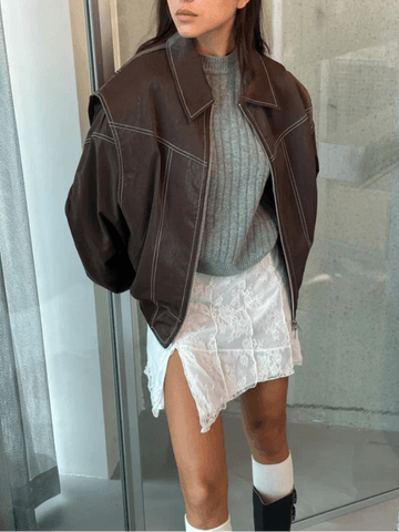 "Veste en cuir rouge pour femmes, chic vintage, col à revers, fermetures éclair, style audacieux et luxe moderne."