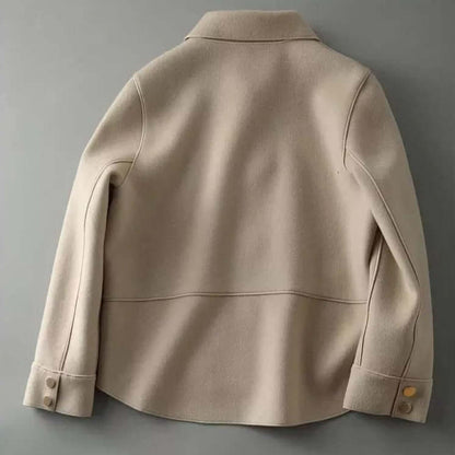 "Veste femme en coton élégante avec design sophistiqué, coupe classique et allure chic, idéale pour toutes occasions."