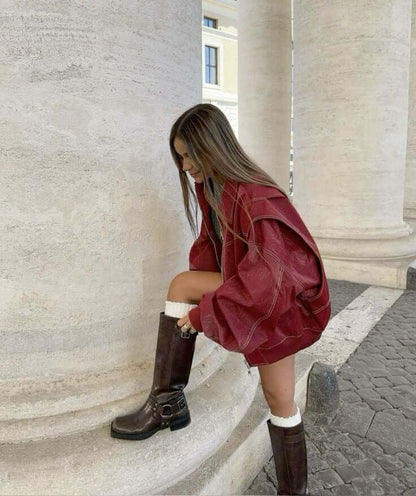 "Veste oversize en cuir rouge pour femmes, style audacieux, coupe ample et chic, idéale pour affirmer son style."