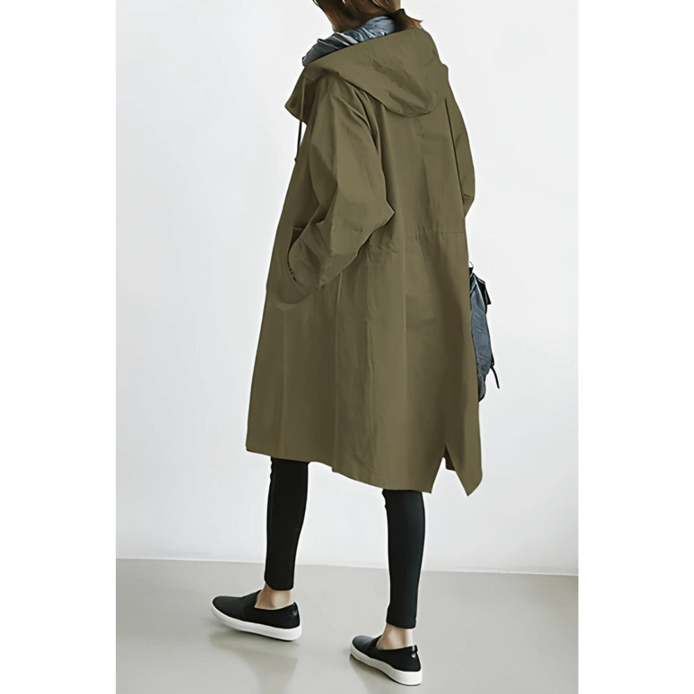 Trench-coat femme élégant vert armée, vue de face, chic et confortable pour toutes saisons, style intemporel adaptable.