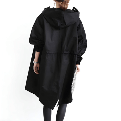 Trench-coat femme élégant vert armée, vue de face, chic et confortable pour toutes saisons, style intemporel adaptable.