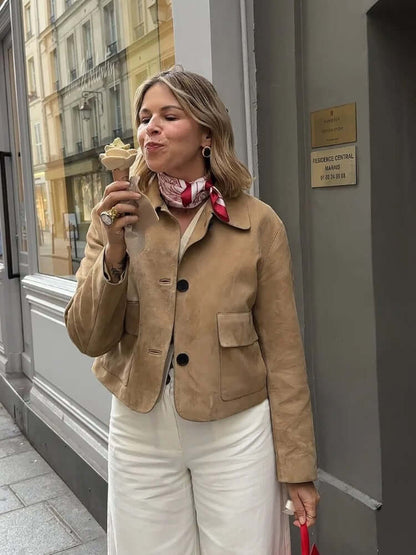 "Veste en cuir femme Karly, coupe ajustée, design moderne, cuir souple, couleur neutre, accentue la silhouette élégante."