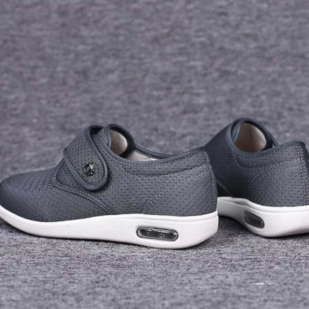 "Chaussures élégantes pour diabétiques, design spacieux et semelle douce, parfaites pour pieds sensibles en noir et marron cl