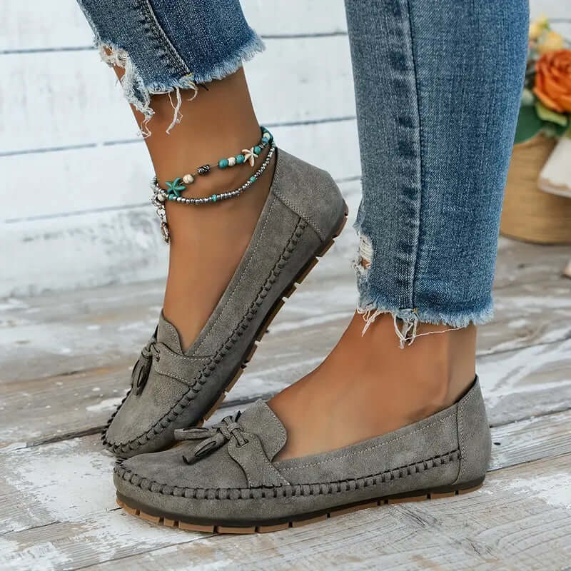 "Mocassins femme confortables en cuir bleu, élégants et pratiques, parfaits pour des marches longues et décontractées."