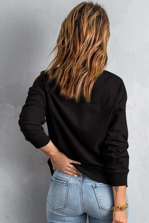 "Veste noire élégante femme avec fermeture éclair, poches pratiques, idéale pour style moderne et confortable."