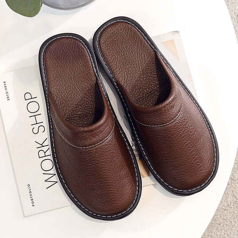 "Pantoufles en cuir végan pour femme, élégantes et confortables, avec design moderne et détails raffinés."
