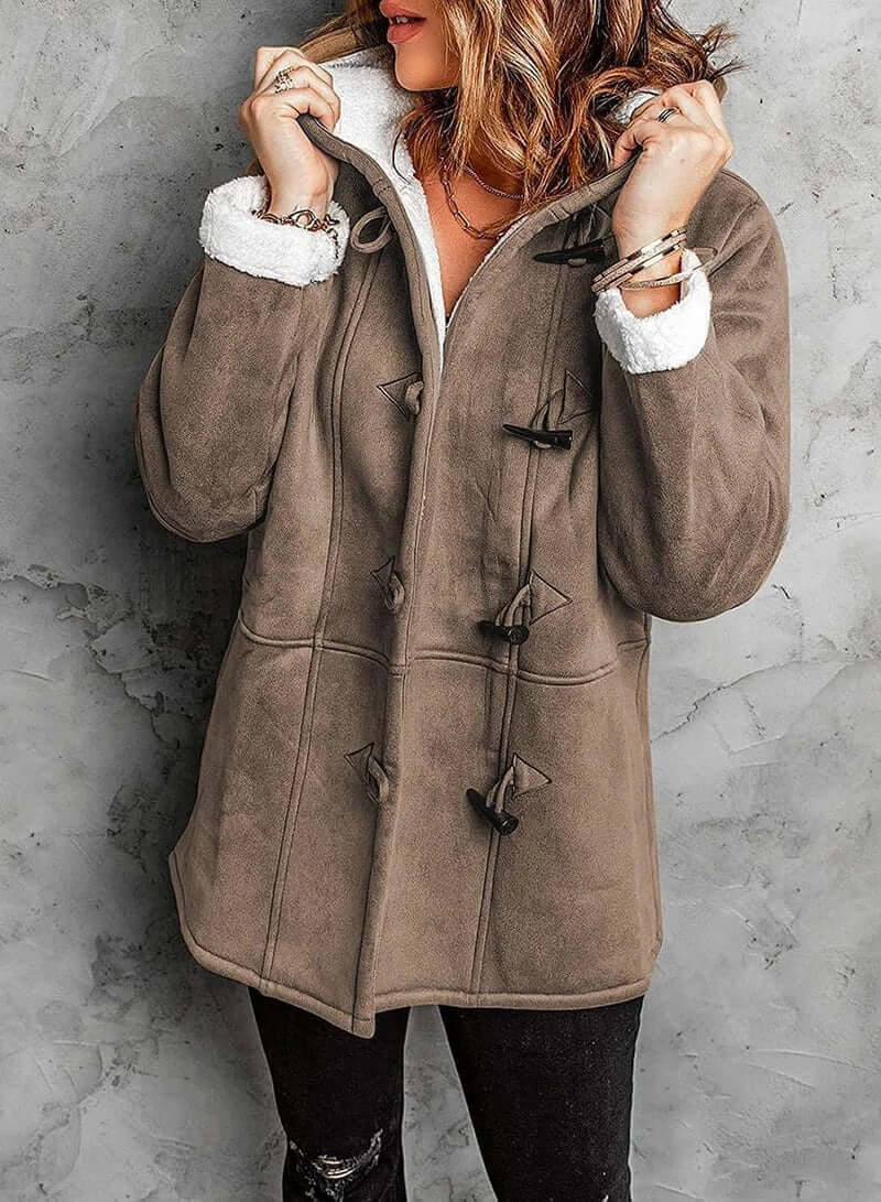 Manteau long en cachemire gris, coupe élégante avec capuche intégrée et boutons en corne, offrant chaleur et douceur.