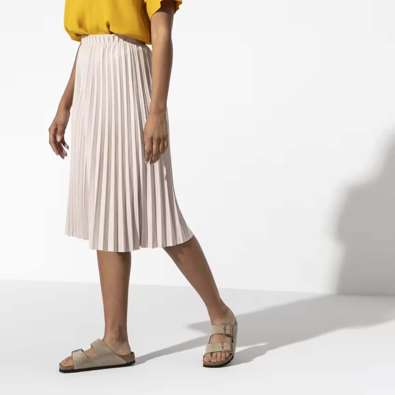 "Sandales femme en cuir velours taupe avec lit de pied souple, vue principale montrant design épuré et brides réglables."