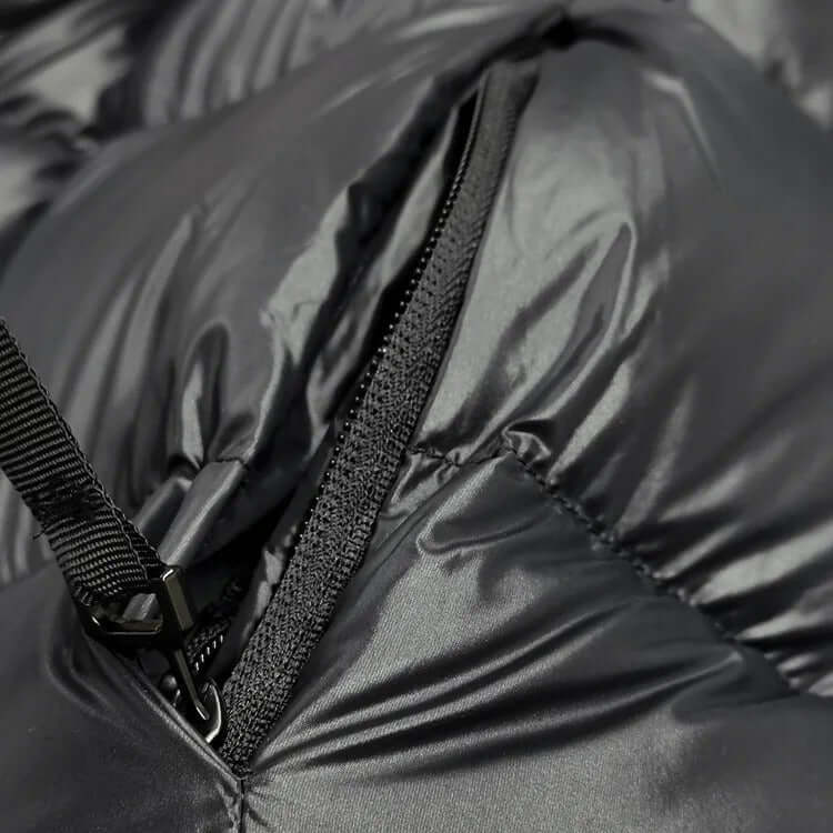 "Veste d'hiver femme en duvet, imperméable, coupe moderne, couleur neutre, idéale pour le froid avec capuche amovible."