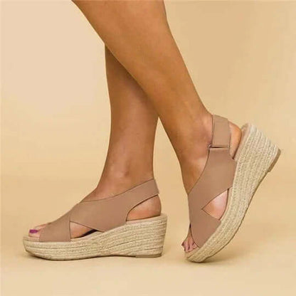 "Sandales d'été élégantes orthopédiques pour femmes, couleur beige, avec semelle large et design moderne, confort optimal."