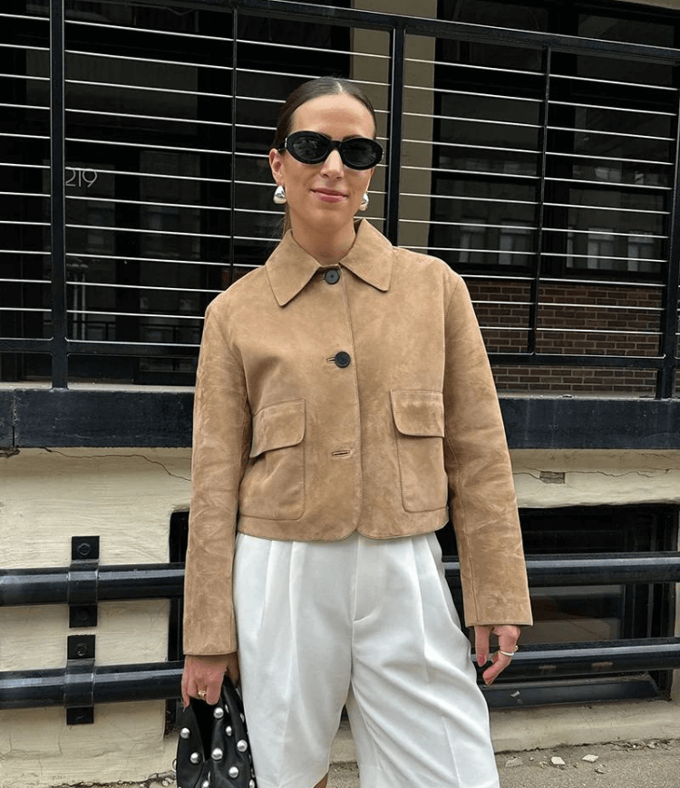 "Veste en cuir femme Karly, coupe ajustée, design moderne, cuir souple, couleur neutre, accentue la silhouette élégante."