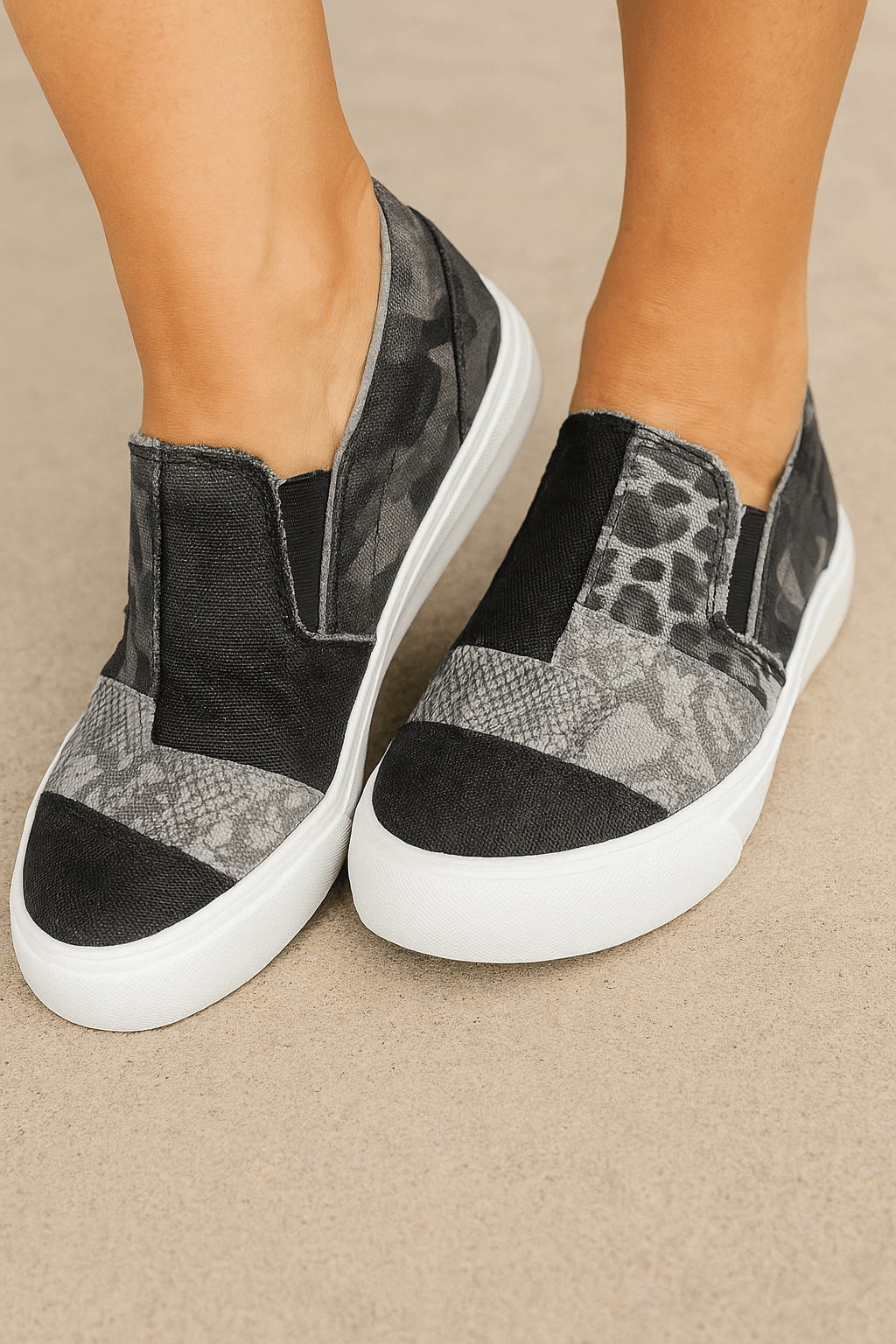 Baskets slip-on femmes, imprimés audacieux léopard, python et camouflage, confort optimal, facile à enfiler.