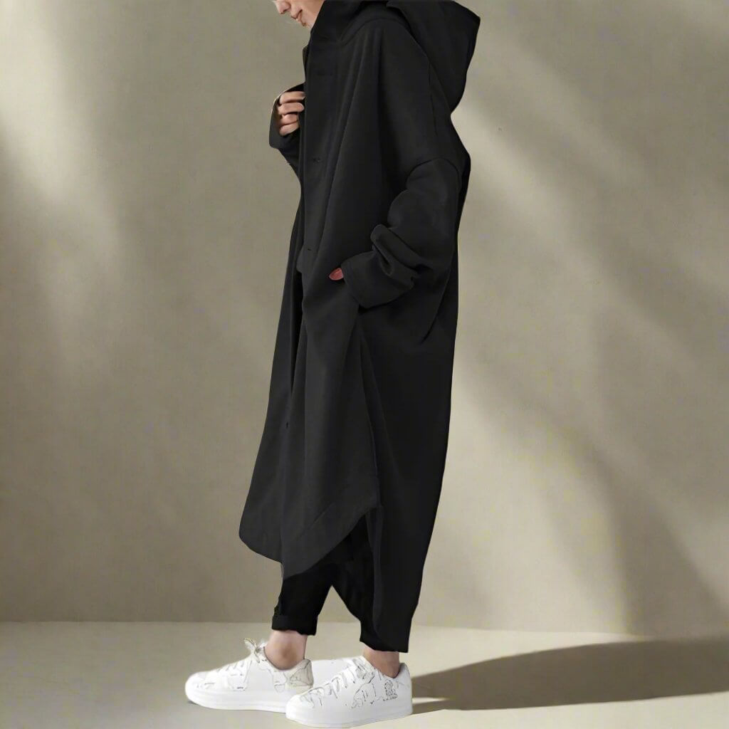 "Trench coat long femme Julina avec capuche, coupe ample et poches latérales, élégance chic pour un look décontracté."