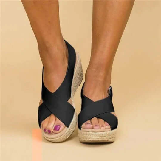 "Sandales d'été élégantes orthopédiques pour femmes, couleur beige, avec semelle large et design moderne, confort optimal."