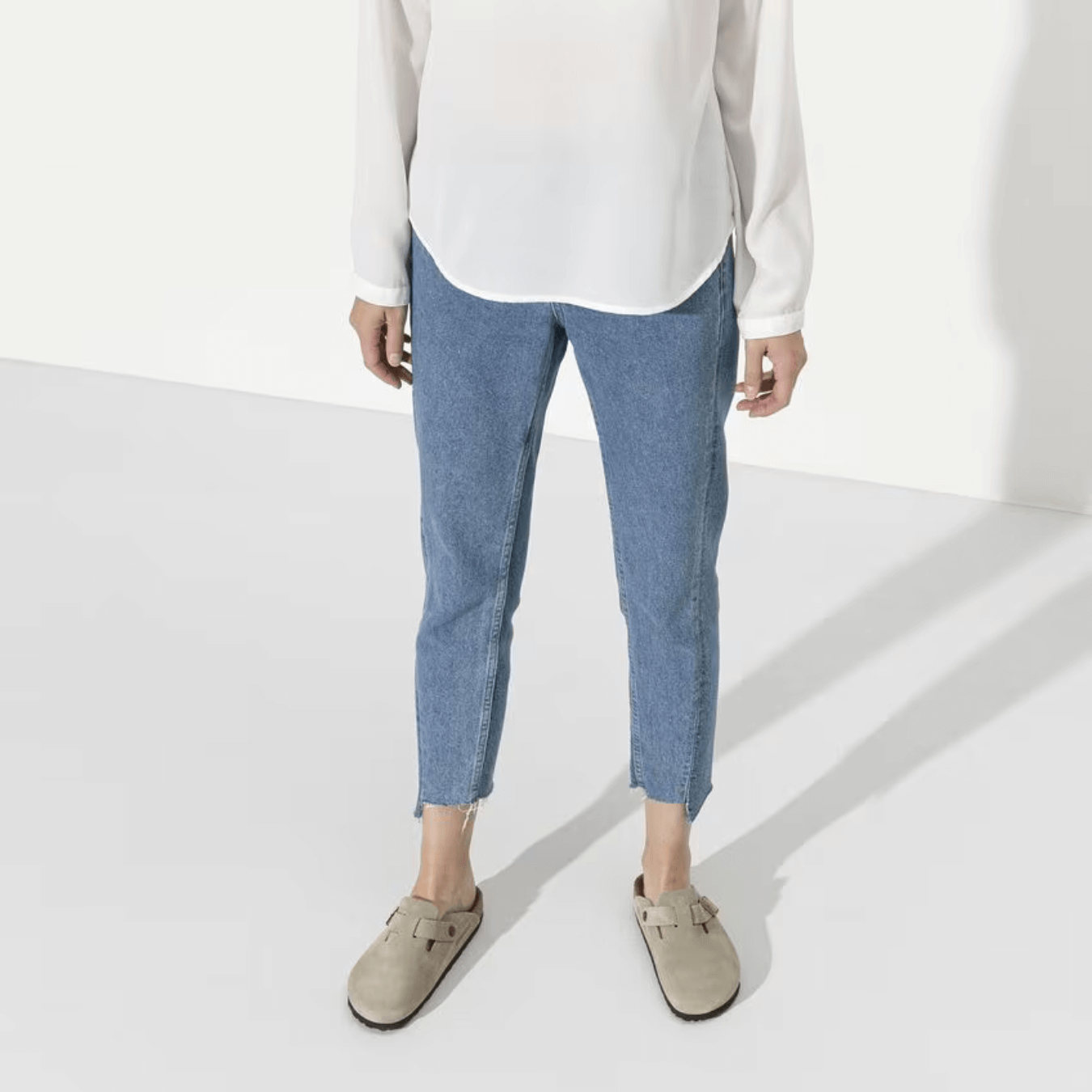 "Sabots Boston taupe en cuir velours, confort anatomique, bride réglable, semelle EVA légère, design élégant pour femmes."