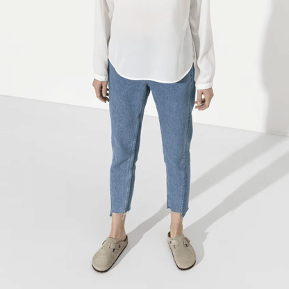 "Sabots Boston taupe en cuir velours, confort anatomique, bride réglable, semelle EVA légère, design élégant pour femmes."