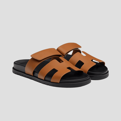 "Sandales décontractées en cuir véritable, silhouette épurée, brides ajustables, couleur marron foncé pour confort estival."