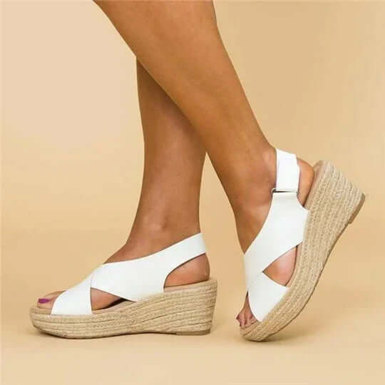 "Sandales d'été élégantes orthopédiques pour femmes, couleur beige, avec semelle large et design moderne, confort optimal."