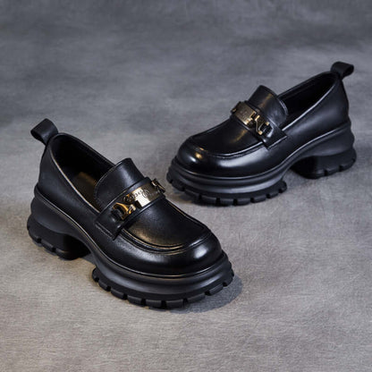 "Mocassins femme en cuir véritable noir avec semelle plateforme et chaîne métallique, élégants et modernes."