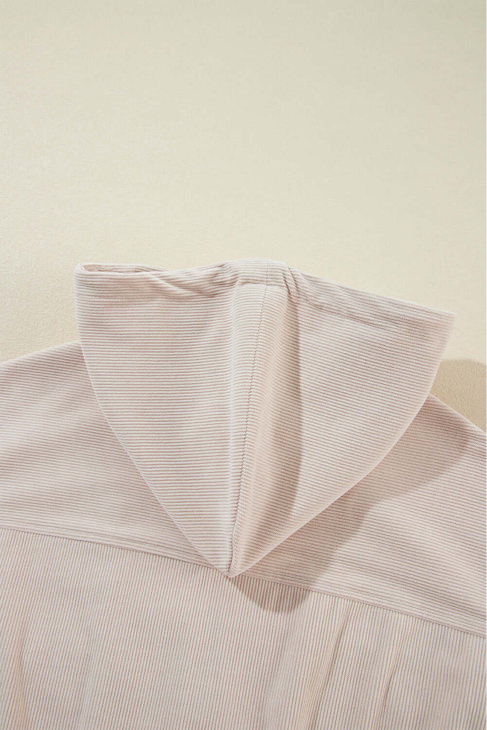 "Veste en velours côtelé beige avec capuche, style décontracté et élégant pour femmes, doux et parfait pour l'automne."