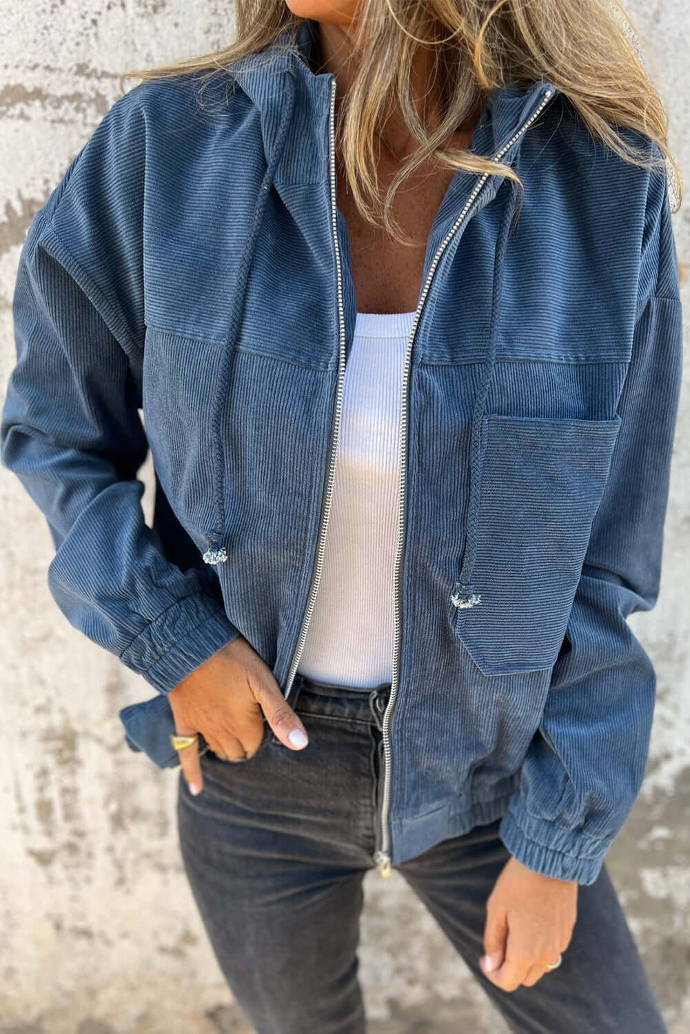 "Veste en velours côtelé beige avec capuche, style décontracté et élégant pour femmes, doux et parfait pour l'automne."