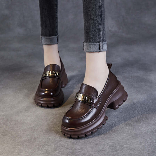 "Mocassins femme en cuir véritable noir avec semelle plateforme et chaîne métallique, élégants et modernes."