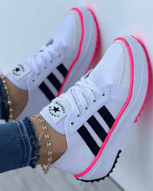 Sneakers femmes colorées blanches, confortables et modernes, avec semelles rembourrées et design éclatant.
