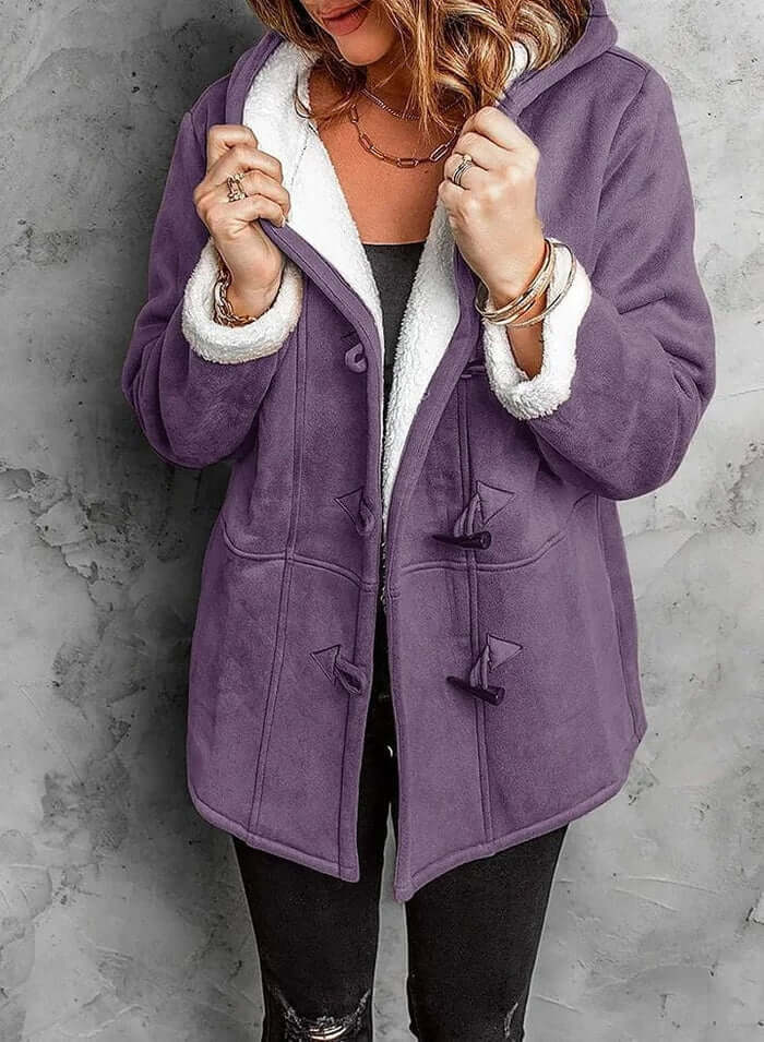 Manteau long en cachemire gris, coupe élégante avec capuche intégrée et boutons en corne, offrant chaleur et douceur.