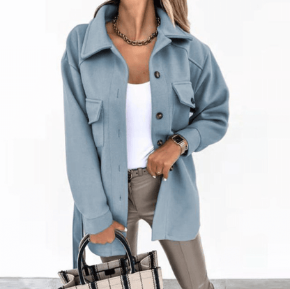 "Veste de printemps Maria élégante avec coupe ajustée, tissu léger, boutons dorés, pour femmes chic et confortables."