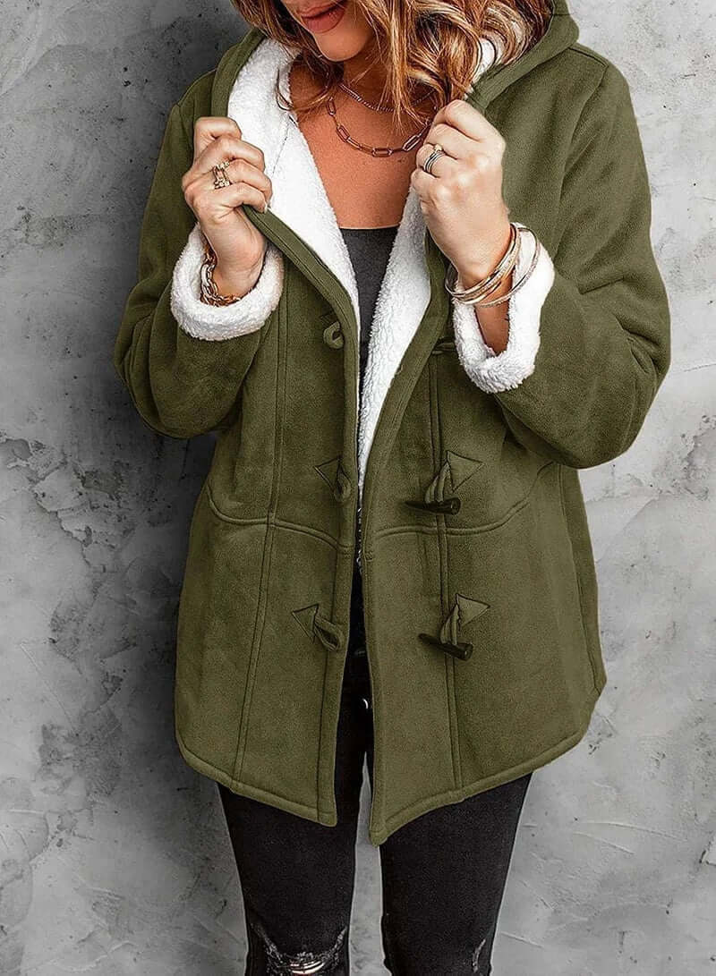 Manteau long en cachemire gris, coupe élégante avec capuche intégrée et boutons en corne, offrant chaleur et douceur.