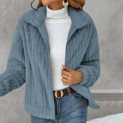 "Veste polaire confortable beige pour homme, douce et élégante, idéale pour toutes occasions et sortie en ville."