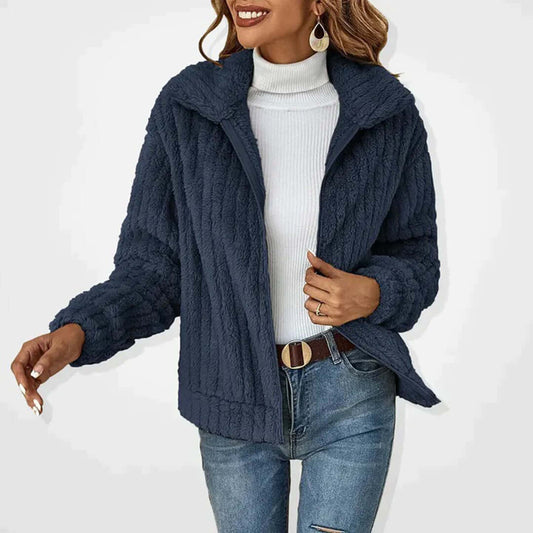 "Veste polaire longue femme, douce et élégante, idéale pour un hiver confortable et tendance, en polaire de qualité."