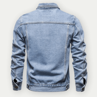 "Veste en jean bleu clair structurée, look urbain, coupe élégante et poches pratiques pour un style décontracté."