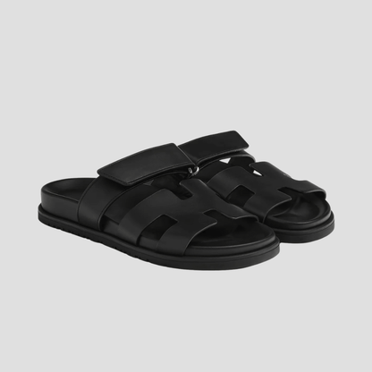 "Sandales décontractées en cuir véritable, silhouette épurée, brides ajustables, couleur marron foncé pour confort estival."