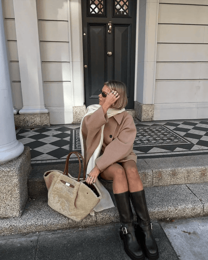 "Manteau en laine oversize brun, coupe ample, détails boutons, chic pour automne hiver, style et confort assuré."