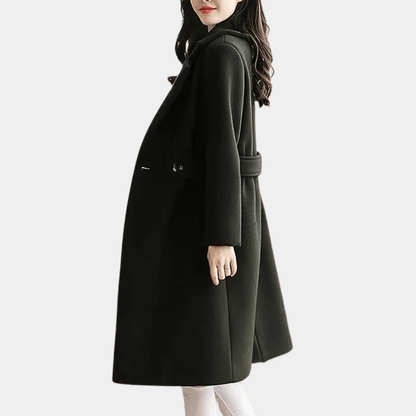 "Manteau luxe Sara femme, chaud et élégant, ceinture accentuant la taille, couleur kaki, style hiver sophistiqué."