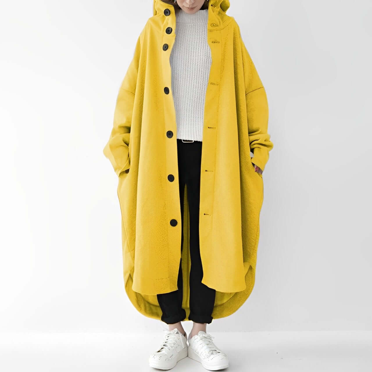 "Trench coat long femme Julina avec capuche, coupe ample et poches latérales, élégance chic pour un look décontracté."