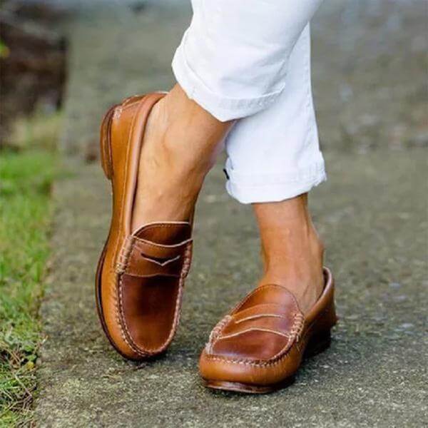 "Mules orthopédiques pour hommes en cuir souple, design slip-on, confort supérieur avec soutien voûte plantaire."