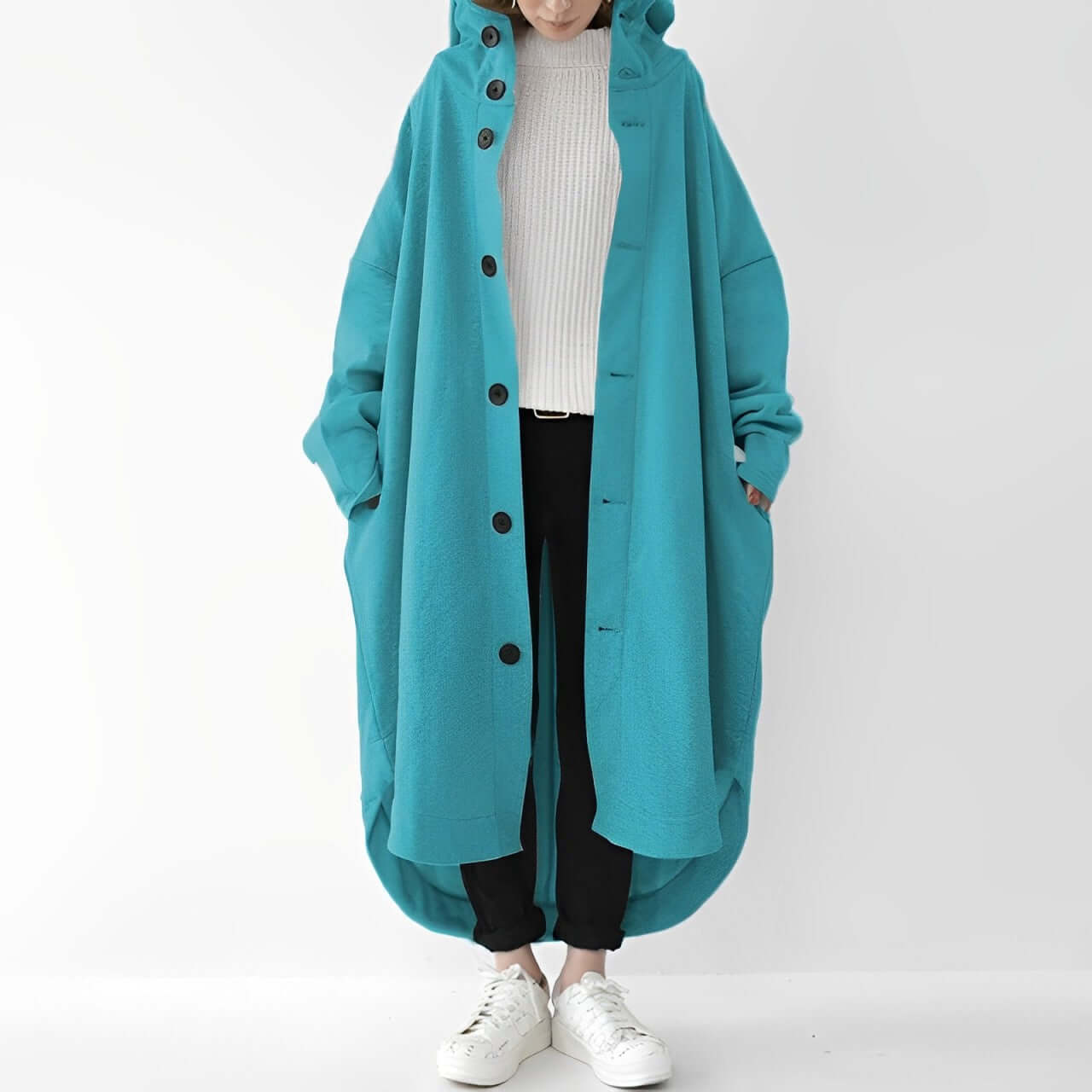 "Trench coat long femme Julina avec capuche, coupe ample et poches latérales, élégance chic pour un look décontracté."
