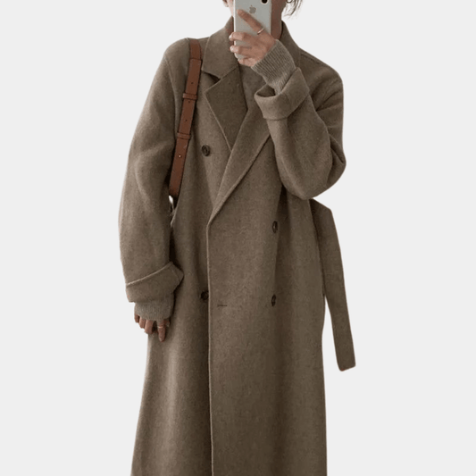 "Manteau longue femme élégant marron, coupe ajustée, pour l'hiver, associant charme et chaleur avec style polyvalent."