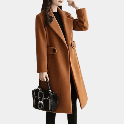 "Manteau luxe Sara femme, chaud et élégant, ceinture accentuant la taille, couleur kaki, style hiver sophistiqué."