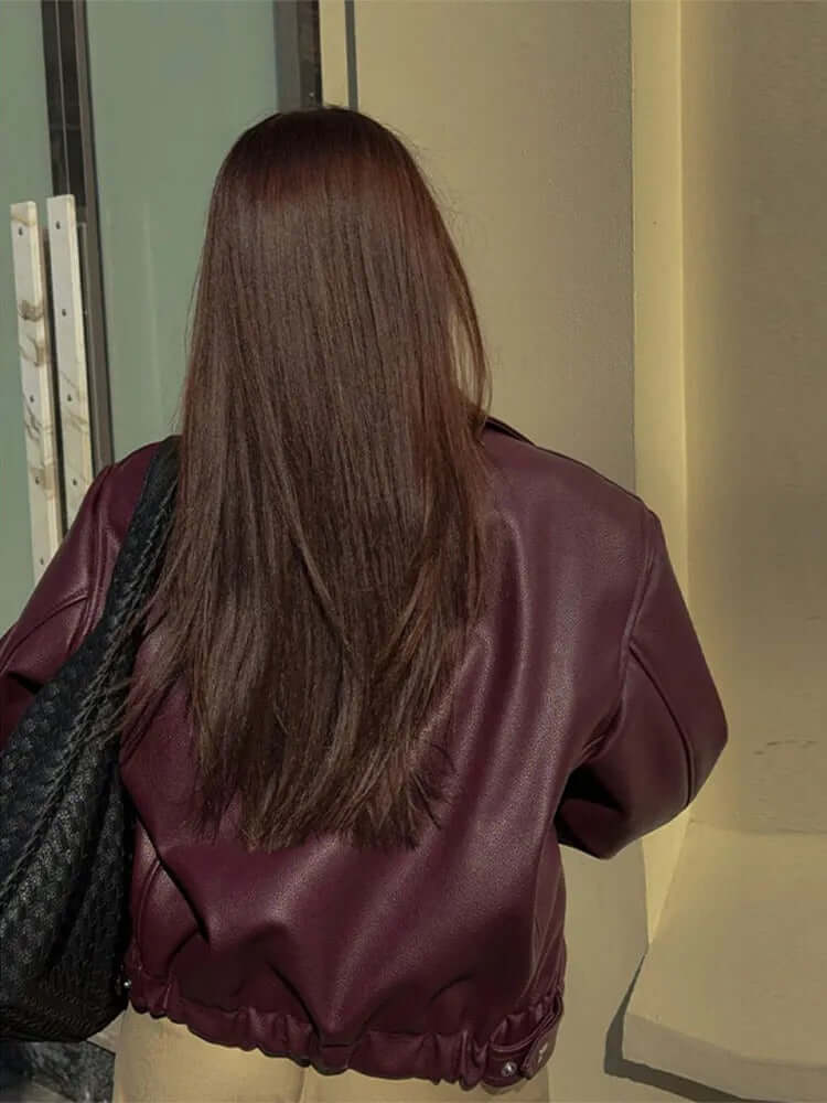 "Veste en cuir vegan Khalilah pour femmes, moderne et chic, vue avant, rouge vin, élégante et polyvalente"