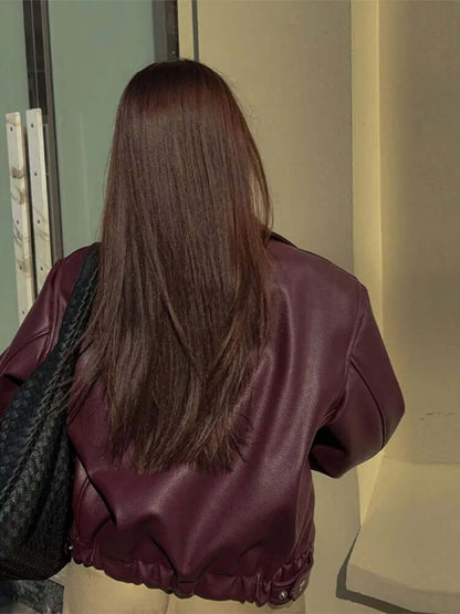 "Veste en cuir vegan Khalilah pour femmes, moderne et chic, vue avant, rouge vin, élégante et polyvalente"