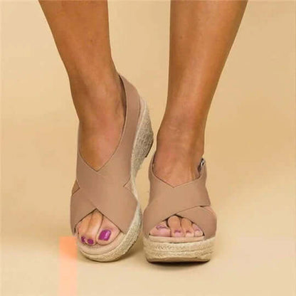 "Sandales d'été élégantes orthopédiques pour femmes, couleur beige, avec semelle large et design moderne, confort optimal."