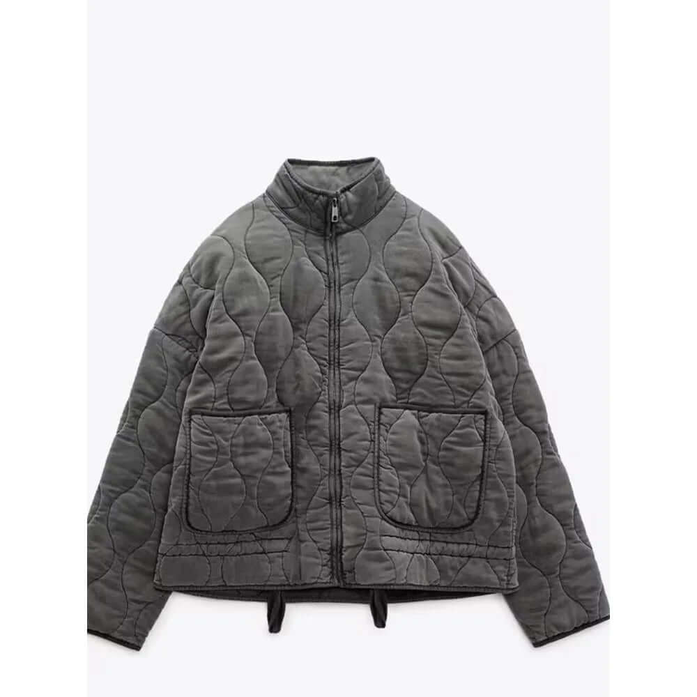 "Veste femme matelassée Yvette grise, design ondulé chic, poches pratiques, idéale mi-saison"