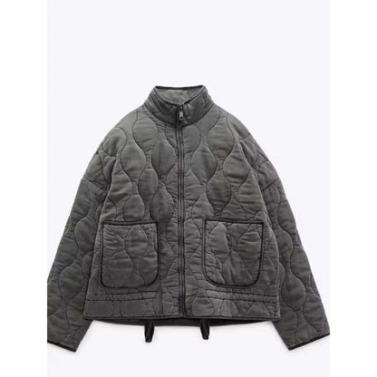 "Veste femme matelassée Yvette grise, design ondulé chic, poches pratiques, idéale mi-saison"