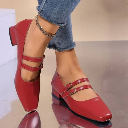 Ballerines élégantes à double brides ajustables, talon bas, design raffiné pour confort et style quotidien féminin.