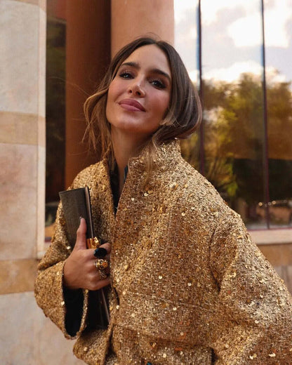 "Veste bomber femme dorée, moderne et ajustée, détails côtelés, idéale pour soirées et occasions spéciales."